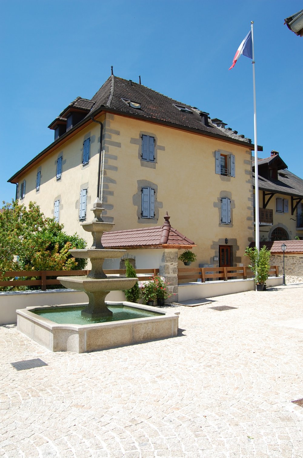 Place de l'Eglise - Fontaine et cure